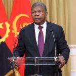 Presidente angolano João Lourenço discursa durante mensagem à Nação, diante das bandeiras de Angola, ao anunciar Luto Nacional em homenagem às vítimas dos conflitos políticos.