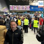 Aviões estacionados em aeroporto europeu durante preocupações relacionadas com possíveis falhas no abastecimento de jet fuel.