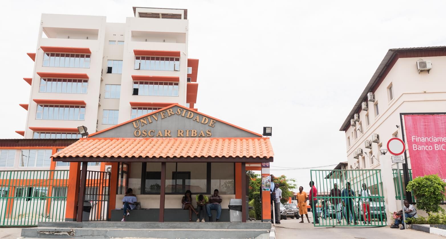 Entrada principal da Universidade Óscar Ribas, em Luanda, instituição citada em denúncias de irregularidades relacionadas à orientação de trabalhos de fim de curso.