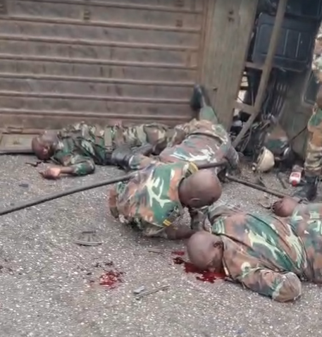 Militares das Forças Armadas Angolanas caídos no chão após grave acidente de viação envolvendo um camião militar na província de Cabinda.