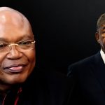 O debate em torno da recente revisão da Constituição da República de Angola (CRA) ganhou uma nova e contundente perspetiva jurídica. O prestigiado advogado e jurista Sérgio Raimundo quebrou o silêncio para alertar a sociedade civil sobre os perigos ocultos na nova redação do n.º 1 do artigo 132.º da lei fundamental, introduzida pela reforma pontual de 2021. A polémica foi originalmente levantada pelo jornalista José Gama. Contudo, Sérgio Raimundo veio agora a público, através do programa “Conversas Essenciais” da Rádio Essencial, validar e reforçar a preocupação com argumentos jurídicos próprios. O jurista admitiu publicamente que a alteração passou inicialmente despercebida por grande parte da classe jurídica nacional. Uma "Norma-Problema" com Intenções OcultasPara Sérgio Raimundo, a formulação final do n.º 1 do artigo 132.º não foi inserida de forma inocente no ordenamento jurídico. O causídico classifica o preceito como uma "norma-problema" que, se interpretada de forma isolada, pode abrir precedentes perigosos. "Devemos continuar a refletir e a debater profundamente o tema em tela, para melhor determinarmos o que fazer imediatamente, no sentido de evitarmos surpresas, no futuro próximo, de interpretações que possam legitimar um terceiro mandato de quem quer que seja", alertou o jurista. Raimundo defende que a norma deve ser dissecada com base em critérios estritamente científicos — atendendo aos elementos gramaticais e teleológicos — e nunca com base em paixões ou emoções políticas. Contra a Perpetuação no PoderO jurista fez questão de demarcar a sua posição, sublinhando que não apoia a extensão de mandatos presidenciais ou de lideranças partidárias. Apontou ainda que a alteração de estatutos e constituições para a perpetuação no poder é um artifício que infelizmente abunda no continente africano. O posicionamento de Sérgio Raimundo surge como um apelo patriótico em defesa do princípio da unidade e harmonia da ordem jurídico-constitucional, com o objetivo único de salvaguardar o projeto de construção de um Estado de direito e democrático em Angola.