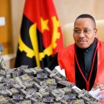 Makamavulo – Luanda O órgão supremo encarregue de fiscalizar a legalidade das finanças públicas e combater o desvio de fundos em Angola está, paradoxalmente, no centro de uma nova tempestade financeira. Informações obtidas por analistas e fontes independentes revelam que o mais recente plano de gastos internos do Tribunal de Contas (TdC) apresenta indícios gritantes de inflação de preços e sobrefaturação em contratos de bens e serviços. A revelação surge numa altura em que a liderança do Juiz Conselheiro Presidente, Sebastião Domingos Gunza, já se encontra sob forte pressão mediática devido à sua postura defensiva perante escândalos no setor empresarial público. Agora, os holofotes viram-se para dentro da própria corte, com o orçamento de funcionamento a levantar sérias dúvidas sobre a moralidade e a transparência na gestão do dinheiro dos contribuintes. Contratos Milionários sob Suspeita Especialistas em contratação pública que tiveram acesso aos documentos orçamentais apontam para discrepâncias severas nos valores adjudicados para a manutenção de infraestruturas, aquisição de frotas de apoio e serviços de consultoria externa. Em vários itens, os preços de mercado de Luanda foram multiplicados de forma injustificada, um modus operandi tipicamente associado a esquemas de sobrefaturação para o desvio de capital. "É uma ironia profunda e perigosa. O Tribunal de Contas, que tem o poder constitucional de chumbar contratos públicos por irregularidades financeiras, parece estar a validar internamente despesas que violam a Lei da Contratação Pública", comentou um jurista sénior sob anonimato. O Silêncio das Instituições e o Desgaste da Credibilidade Até ao momento, o Gabinete de Comunicação Institucional e Imprensa do TdC — habitualmente célere a emitir notas para defender o "bom-nome" da sua direção — não se pronunciou sobre os detalhes do plano de gastos. Esta falta de esclarecimento técnico adensa a desconfiança da sociedade civil e da comunidade jurídica. Para os analistas, a incapacidade do Tribunal de Contas em manter as suas próprias contas limpas esvazia por completo a sua autoridade moral para auditar a Conta Geral do Estado (CGE) e outras fatias sensíveis do erário público angolano.