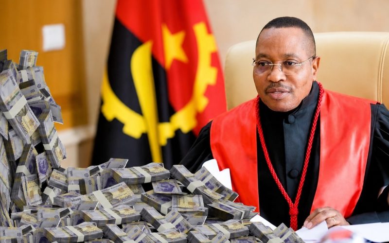 Makamavulo – Luanda O órgão supremo encarregue de fiscalizar a legalidade das finanças públicas e combater o desvio de fundos em Angola está, paradoxalmente, no centro de uma nova tempestade financeira. Informações obtidas por analistas e fontes independentes revelam que o mais recente plano de gastos internos do Tribunal de Contas (TdC) apresenta indícios gritantes de inflação de preços e sobrefaturação em contratos de bens e serviços. A revelação surge numa altura em que a liderança do Juiz Conselheiro Presidente, Sebastião Domingos Gunza, já se encontra sob forte pressão mediática devido à sua postura defensiva perante escândalos no setor empresarial público. Agora, os holofotes viram-se para dentro da própria corte, com o orçamento de funcionamento a levantar sérias dúvidas sobre a moralidade e a transparência na gestão do dinheiro dos contribuintes. Contratos Milionários sob Suspeita Especialistas em contratação pública que tiveram acesso aos documentos orçamentais apontam para discrepâncias severas nos valores adjudicados para a manutenção de infraestruturas, aquisição de frotas de apoio e serviços de consultoria externa. Em vários itens, os preços de mercado de Luanda foram multiplicados de forma injustificada, um modus operandi tipicamente associado a esquemas de sobrefaturação para o desvio de capital. "É uma ironia profunda e perigosa. O Tribunal de Contas, que tem o poder constitucional de chumbar contratos públicos por irregularidades financeiras, parece estar a validar internamente despesas que violam a Lei da Contratação Pública", comentou um jurista sénior sob anonimato. O Silêncio das Instituições e o Desgaste da Credibilidade Até ao momento, o Gabinete de Comunicação Institucional e Imprensa do TdC — habitualmente célere a emitir notas para defender o "bom-nome" da sua direção — não se pronunciou sobre os detalhes do plano de gastos. Esta falta de esclarecimento técnico adensa a desconfiança da sociedade civil e da comunidade jurídica. Para os analistas, a incapacidade do Tribunal de Contas em manter as suas próprias contas limpas esvazia por completo a sua autoridade moral para auditar a Conta Geral do Estado (CGE) e outras fatias sensíveis do erário público angolano.