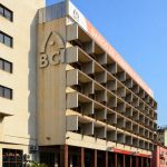 Edifício do Banco de Comércio e Indústria (BCI) em Luanda, associado à investigação sobre evasão financeira e esquemas de colarinho branco em Angola.