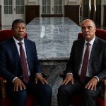 João Lourenço e Adalberto Costa Júnior sentados frente a frente durante encontro político associado ao debate sobre o “Pacto de Estabilidade” em Angola.