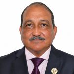 Retrato oficial de Jú Martins em fato escuro e gravata vinho, associado a informações sobre movimentações após sessão parlamentar na Assembleia Nacional.