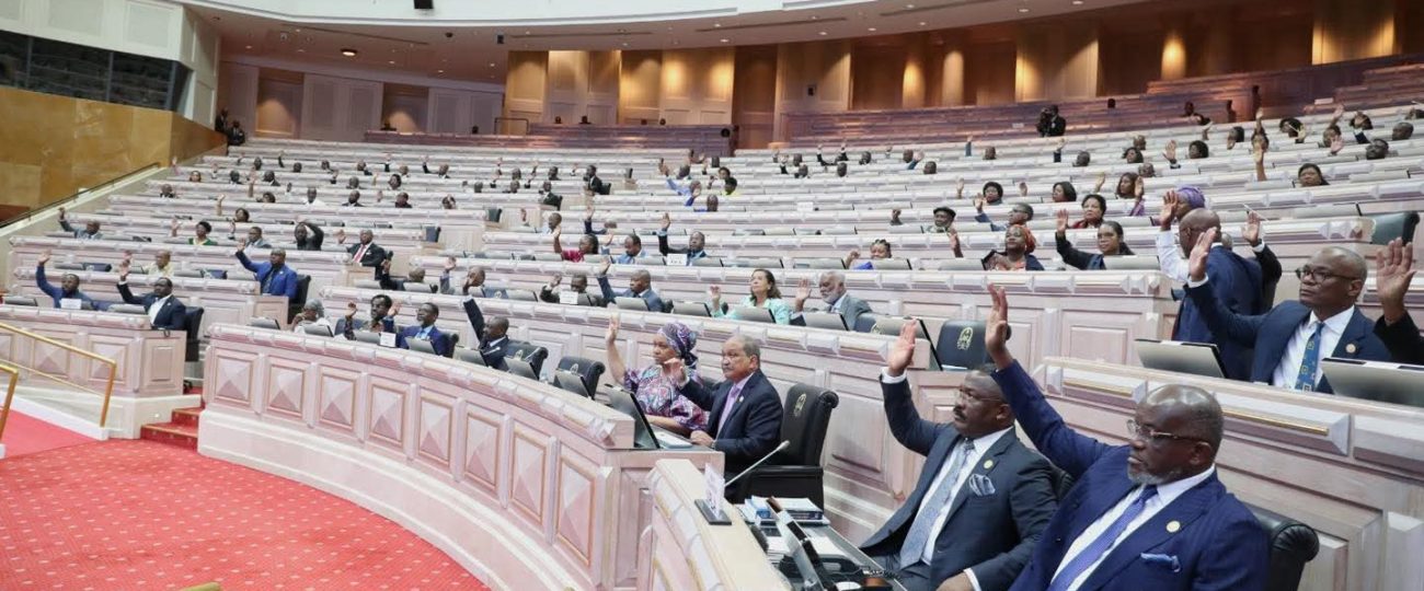 Fotografia da fachada ou do interior do edifício da Assembleia Nacional de Angola, em Luanda.