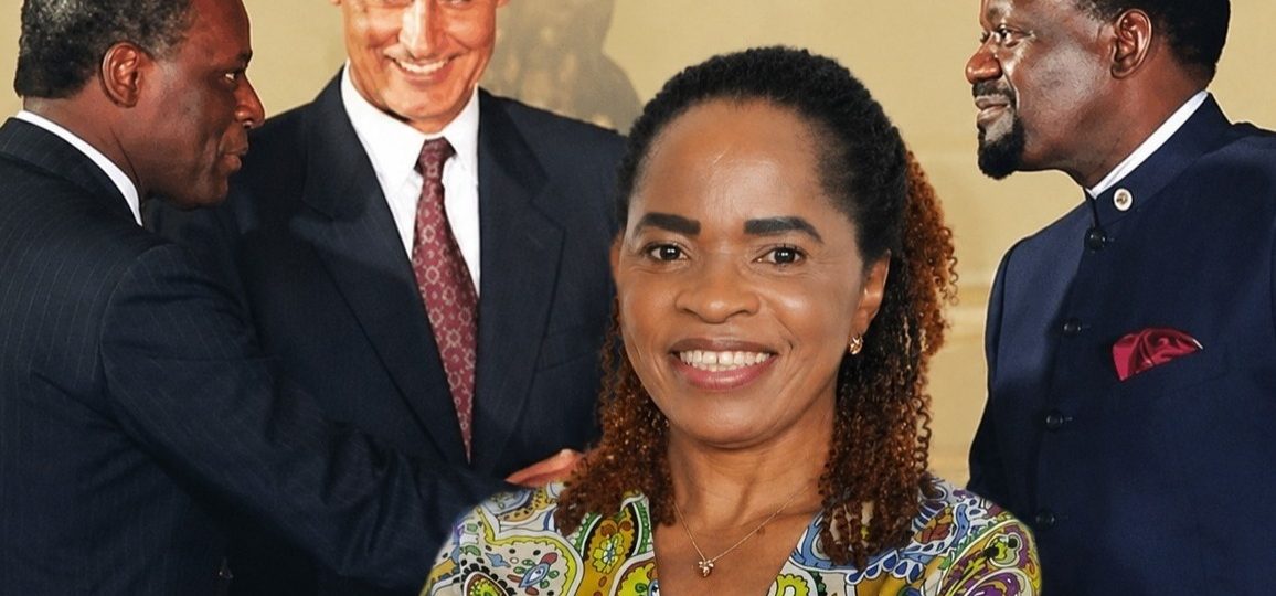 Fotografia histórica registrando o aperto de mão entre o Presidente José Eduardo dos Santos (à esquerda) e o líder da UNITA, Jonas Savimbi (à direita), com a mediação e o sorriso do Primeiro-Ministro português Aníbal Cavaco Silva ao centro, durante a assinatura dos Acordos de Bicesse em Portugal.