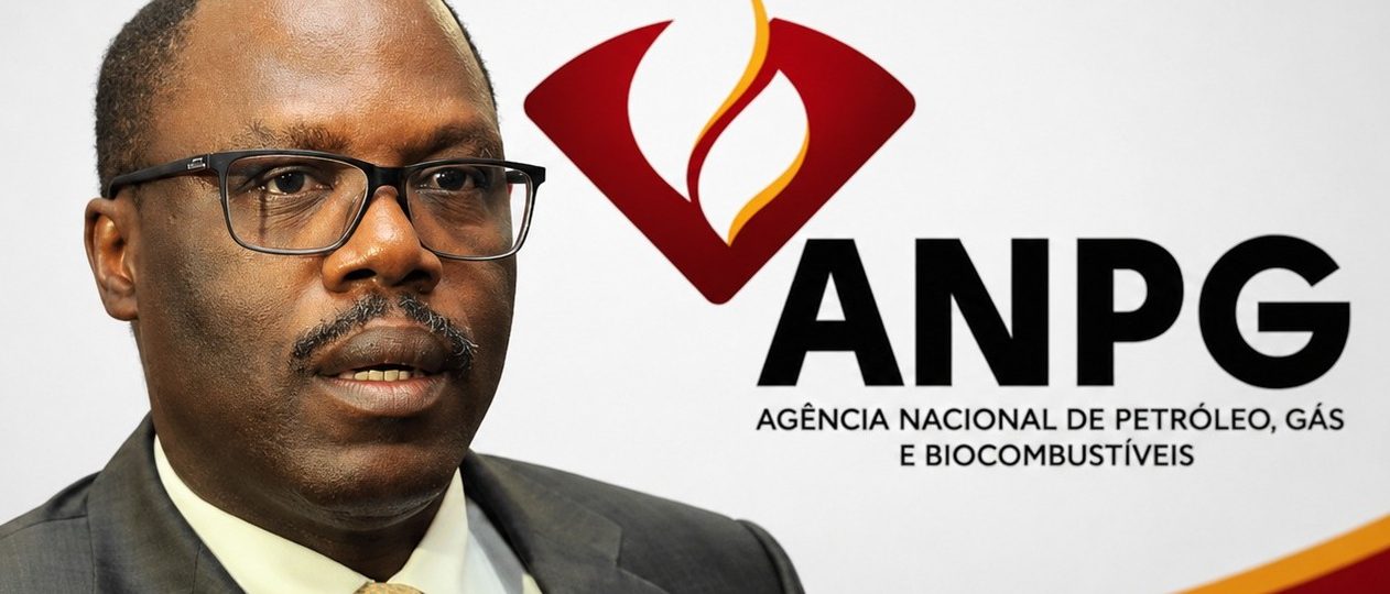 Retrato de Paulino Jerónimo, Presidente do Conselho de Administração da ANPG, em plano médio, olhando ligeiramente para o lado. Ele usa óculos de armação preta, fato cinzento, camisa clara e gravata amarela estampada. À direita, ao fundo, destaca-se o logótipo oficial da ANPG (Agência Nacional de Petróleo, Gás e Biocombustíveis) com o seu símbolo vermelho e dourado sobre um fundo branco.