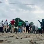 LUANDA – A Polícia Nacional está a ser publicamente acusada de intervir e inviabilizar uma atividade de caráter recreativo e cultural organizada pela JURA (Juventude Unida de Angola), a ala juvenil da UNITA, que estava agendada para decorrer na Ilha de Luanda. De acordo com os organizadores do evento, os efetivos das forças da ordem posicionaram-se no local para impedir a realização da iniciativa, uma ação que a direção da organização juvenil classifica como "arbitrária" e um atentado às liberdades democráticas de reunião e de associação de cidadãos. Por outro lado, fontes ligadas às autoridades locais alegam frequentemente a falta de autorizações administrativas prévias ou pressupostos de segurança para justificar a suspensão de aglomerações na via pública. O incidente volta a acender o debate sobre a atuação policial em eventos de cariz político-partidário e associativo na capital angolana.