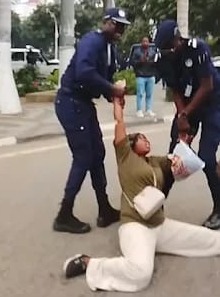 POLÍCIA NACIONAL VOLTA A REPRIMIR MANIFESTAÇÃO DE TRABALHADORAS DA EMPRESA PÚBLICA DE CALÇADOS E UNIFORMES DAS FAA