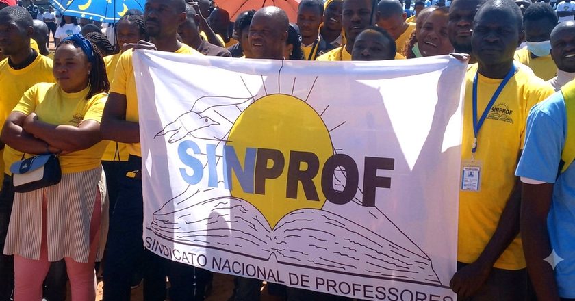 CRISE ABALA SINPROF: 13 PROVÍNCIAS REJEITAM SUSPENSÃO DA GREVE E BASES CONTESTAM DIRECÇÃO NACIONAL