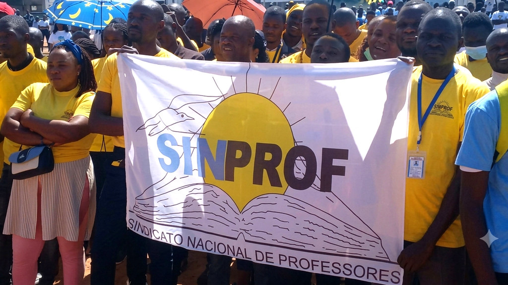 CRISE ABALA SINPROF: 13 PROVÍNCIAS REJEITAM SUSPENSÃO DA GREVE E BASES CONTESTAM DIRECÇÃO NACIONAL