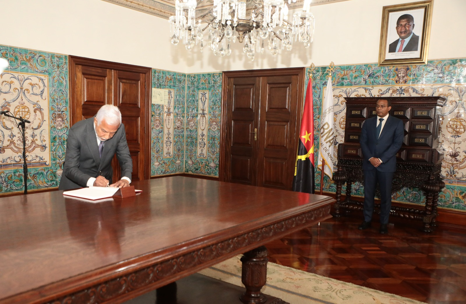 José de Lima Massano confere posse a Mário Palhares como novo presidente da Comissão de Remuneração do BNA