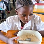 Merenda escolar: números oficiais escondem denúncias de desvios e crianças continuam sem receber refeições condigna em Angola