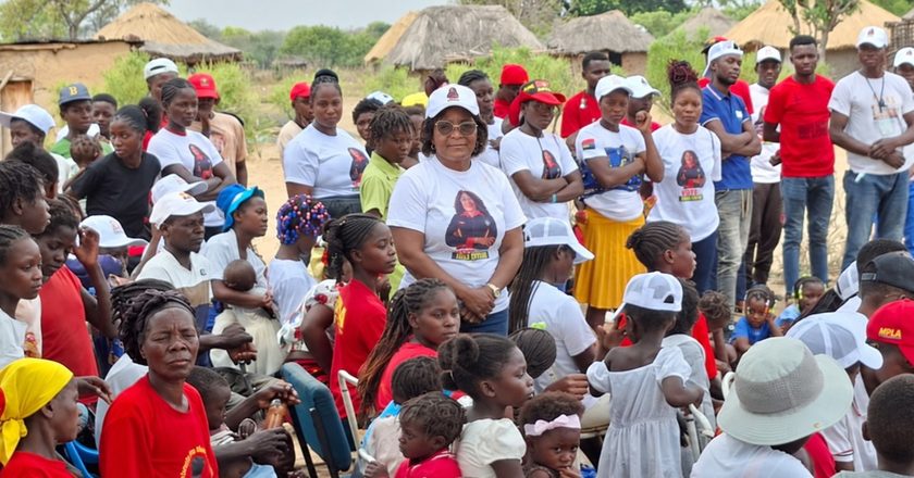 A exaltação política da Camarada Carla Cativa diante de uma população abandonada à própria sorte