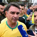 Flávio Bolsonaro rejeita resultados das eleições presidenciais no Brasil e anuncia que vai pedir