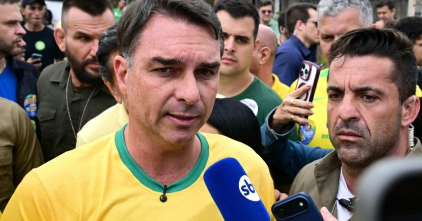 Flávio Bolsonaro rejeita resultados das eleições presidenciais no Brasil e anuncia que vai pedir