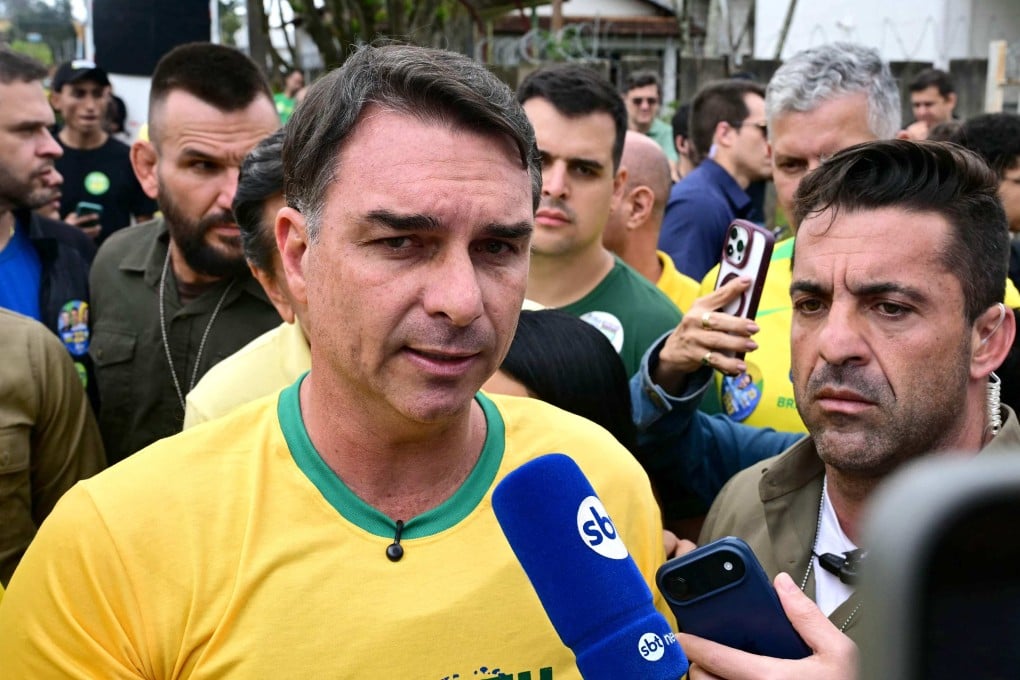 Flávio Bolsonaro rejeita resultados das eleições presidenciais no Brasil e anuncia que vai pedir