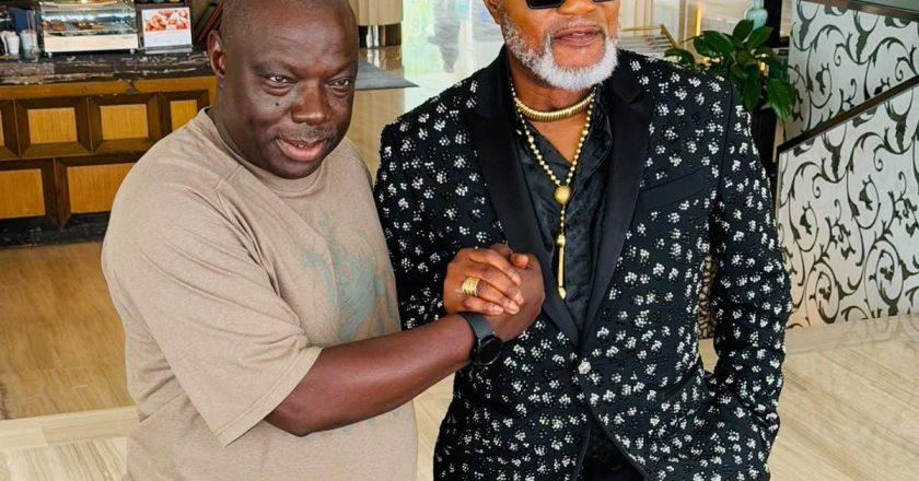 A AMIZADE NÃO CONHECE FRONTEIRAS: O ABRAÇO DE KOFFI OLOMIDÉ EM KINSHASA