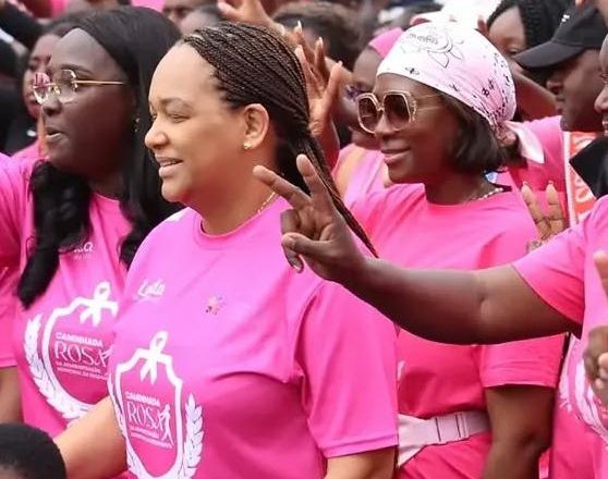 Marcha Outubro Rosa promovida pela Administração Municipal da Ingombota