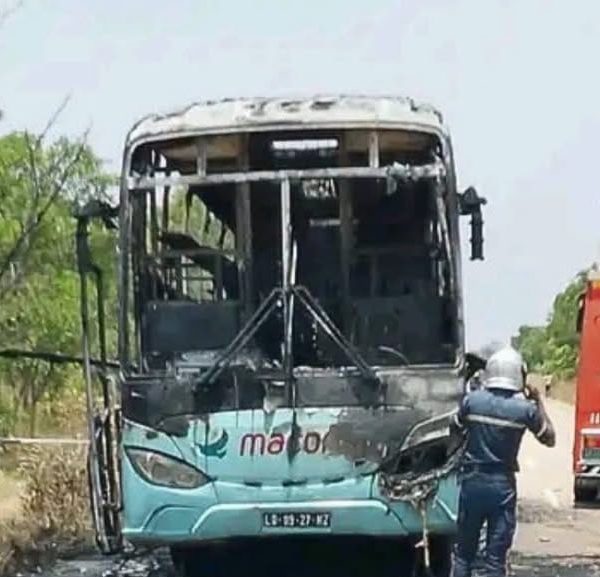 Autocarro da MACON incendeia-se com 27 pessoas a bordo na EN280, entre Cubango e Huíla, falta de segurança dos passageiros nestes Autocarros