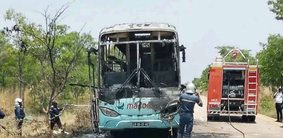 Autocarro da MACON incendeia-se com 27 pessoas a bordo na EN280, entre Cubango e Huíla, falta de segurança dos passageiros nestes Autocarros