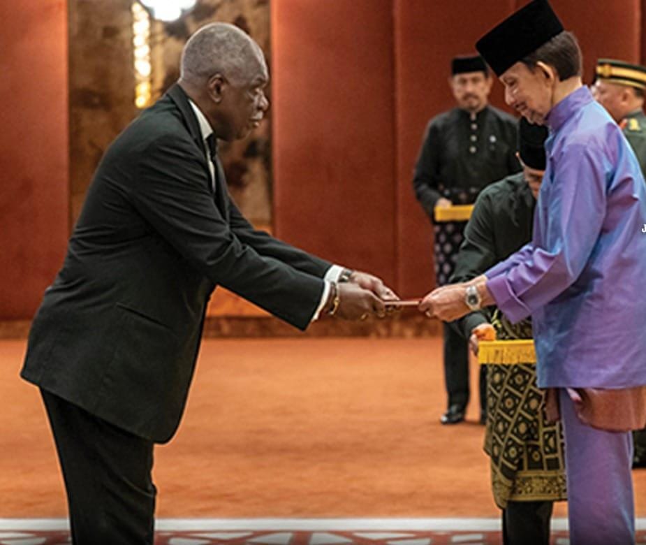 Florêncio de Almeida apresenta cartas credenciais ao Sultão do Brunei e formaliza representação diplomática de Angola
