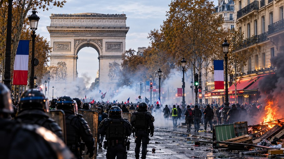 A França contabiliza os prejuízos da pior onda de protestos em anos, com o aumento das tensões em Paris.