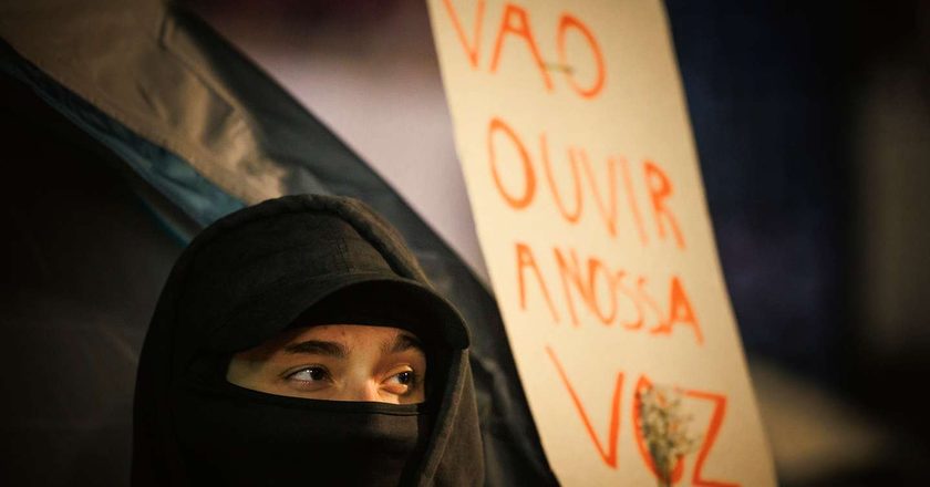 PORTUGAL:Caixotes a arder, capacetes azuis e “desmobilização completa” que nunca aconteceu: a madrugada de espera pela polícia na Praça D. João I