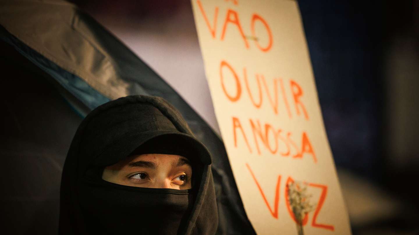 PORTUGAL:Caixotes a arder, capacetes azuis e “desmobilização completa” que nunca aconteceu: a madrugada de espera pela polícia na Praça D. João I