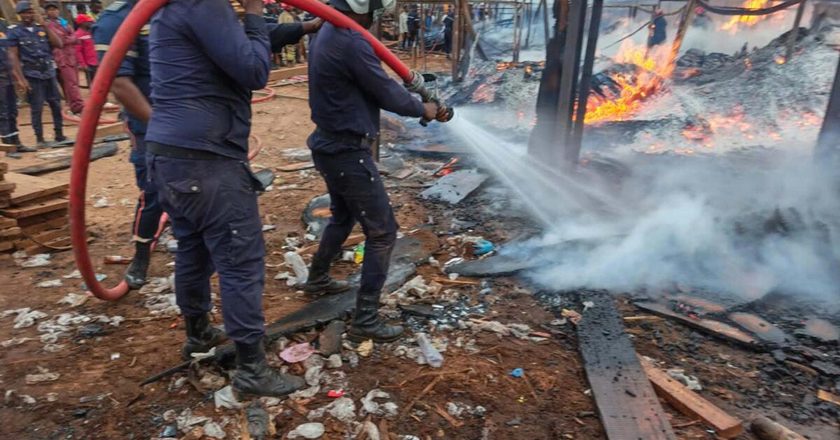 Luanda: Incêndio de grandes proporções destrói parte do Mercado do Kikolo os Bombeiros asseguram controlo da situação