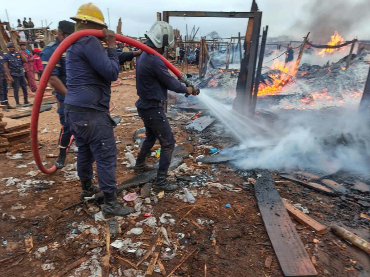 Luanda: Incêndio de grandes proporções destrói parte do Mercado do Kikolo os  Bombeiros asseguram controlo da situação