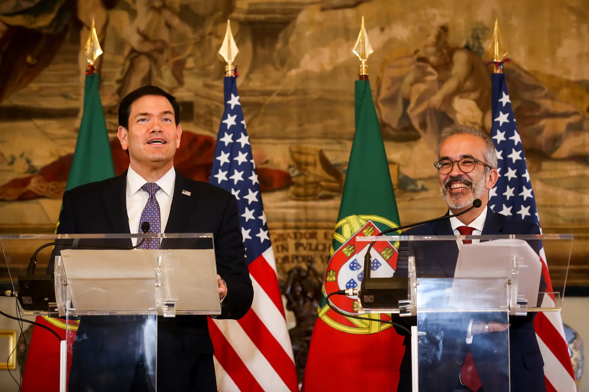 Secretário de Estado, Marco Rubio, e o ministro das Relações Exteriores de Portugal, Paulo Rangel, em uma coletiva de imprensa conjunta