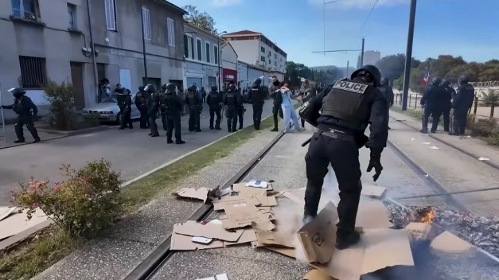 Aluno perde a mão durante explosão em protesto na França