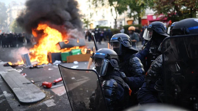 “Demite-te!”: Estudantes marcham em Paris contra Macron e entram em confronto com a polícia na Praça da Bastilha
